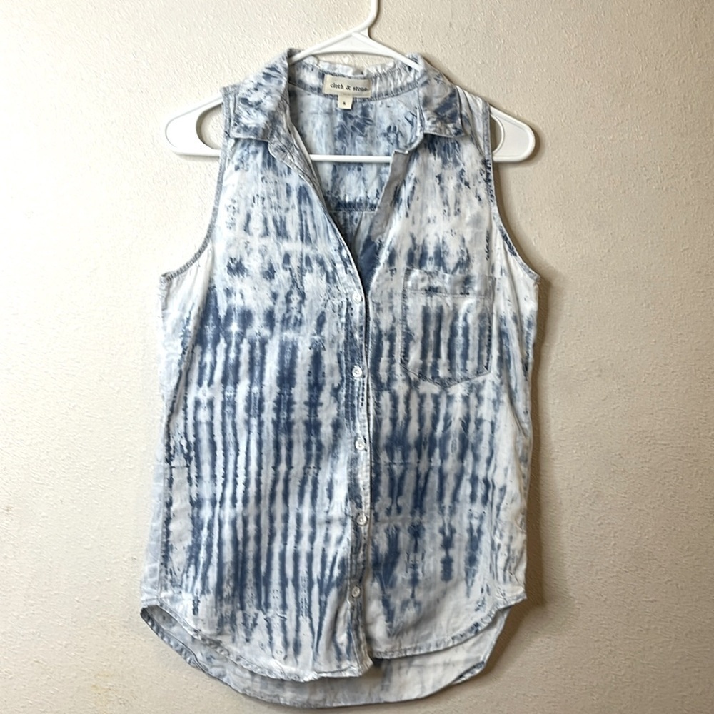 Cloth & Stone size S sleeveless acid wash chambray tie-dye shirt
